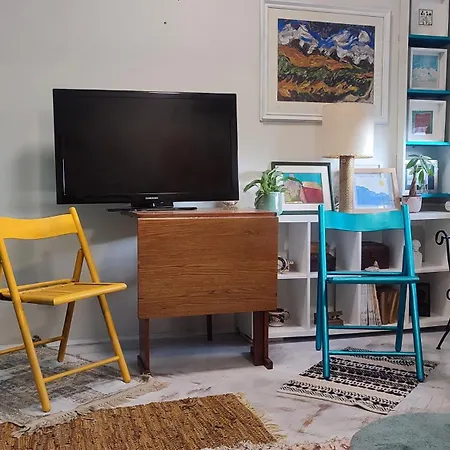 Blue Sparrow, Center Apartment *