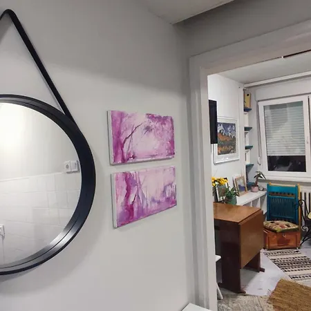 Blue Sparrow, Center Apartment *